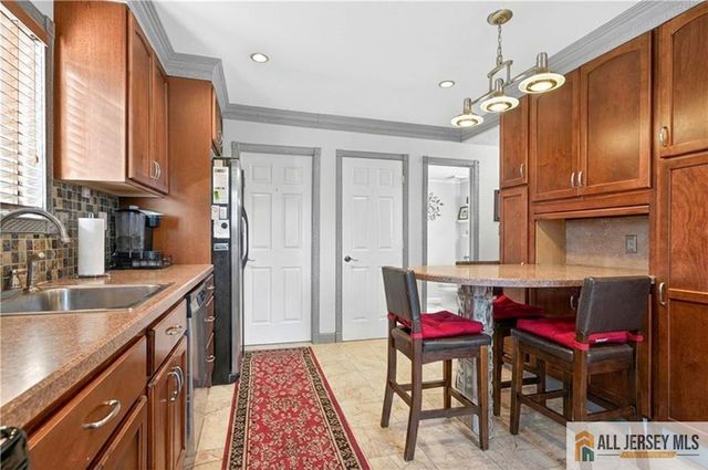 9 Kingsberry Drive, Somerset, NJ 08873