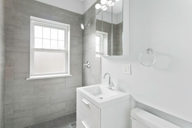 1057 W Glenlake Avenue 2, Chicago, IL 60660