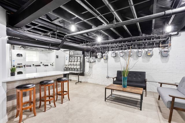 1057 W Glenlake Avenue 2, Chicago, IL 60660