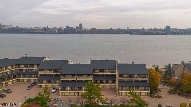 1225 River Rd 7D, Edgewater Boro, NJ 07020