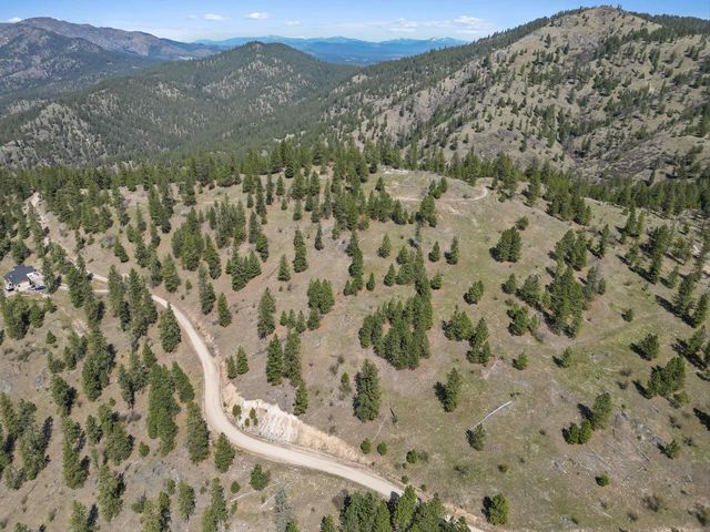 6700 Saddle Mountain Way, Nine Mile Falls, WA 99026