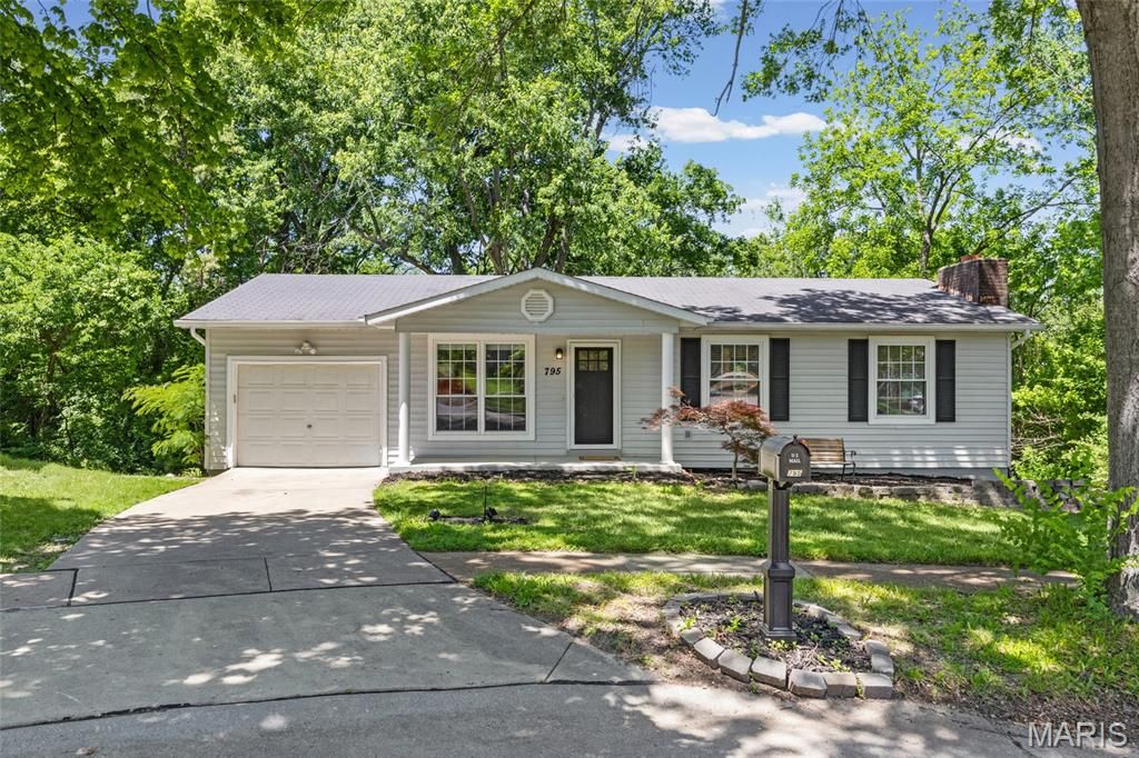 795 Creekwood Manor Court, Mehlville, MO 63125