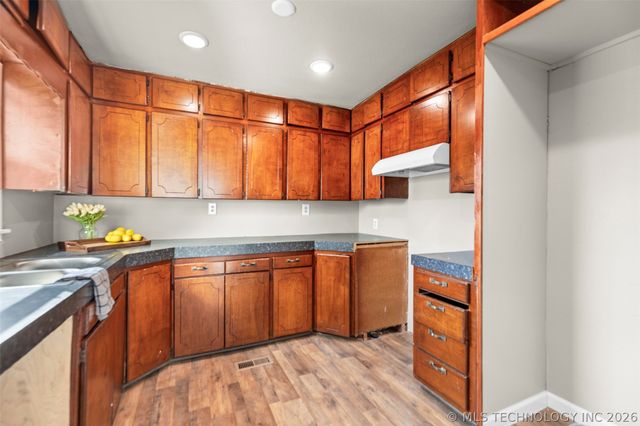 1860 S Armstrong Avenue, Bartlesville, OK 74003