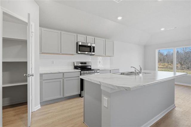 501 SE Nelson Drive, Blue Springs, MO 64014