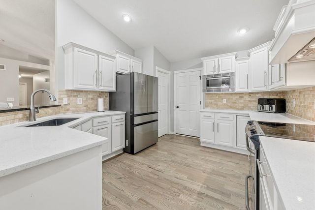 8525 W Candlewood Ct, Wichita, KS 67205