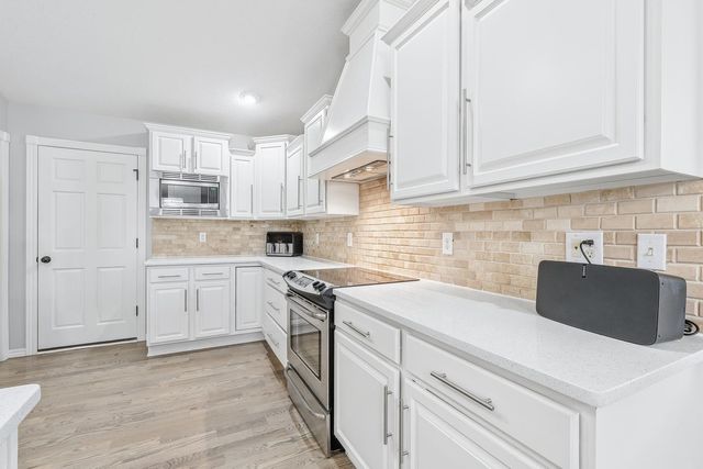 8525 W Candlewood Ct, Wichita, KS 67205