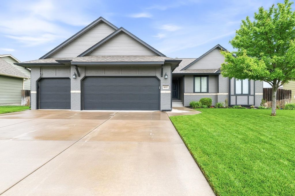 8525 W Candlewood Ct, Wichita, KS 67205