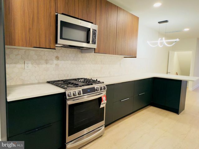 2546 S 9TH ST, Philadelphia, PA 19148