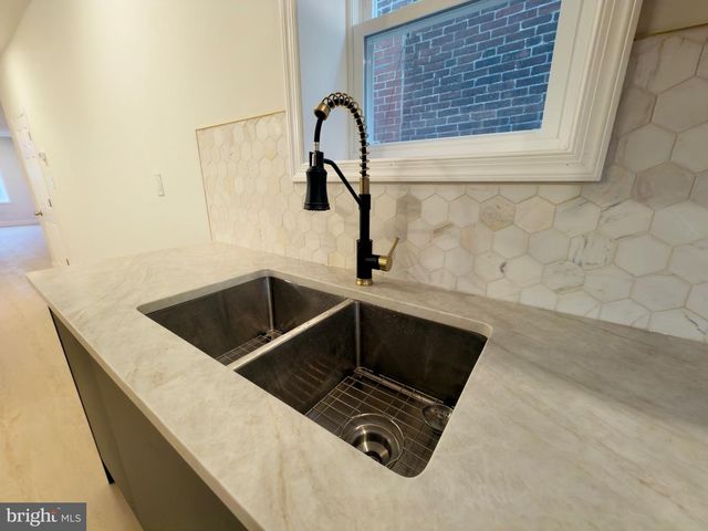 2546 S 9TH ST, Philadelphia, PA 19148