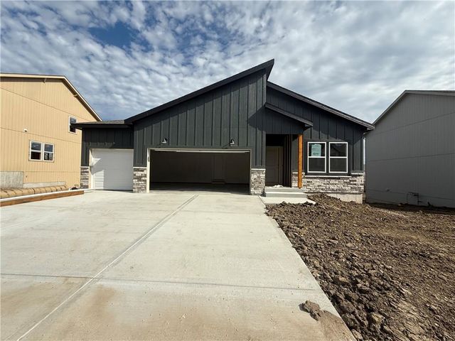 501 Woodview Drive, Raymore, MO 64083