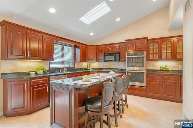 28 Pitcairn Avenue, Ho-ho-kus, NJ 07423