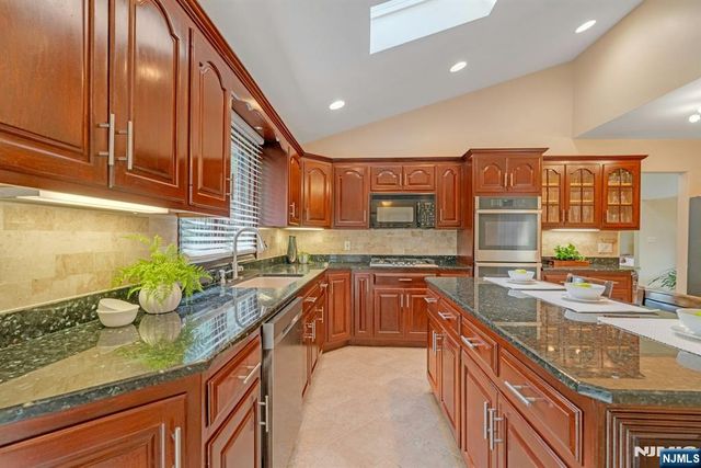 28 Pitcairn Avenue, Ho-ho-kus, NJ 07423