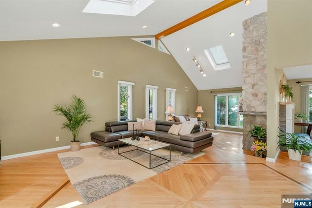 28 Pitcairn Avenue, Ho-ho-kus, NJ 07423
