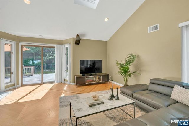 28 Pitcairn Avenue, Ho-ho-kus, NJ 07423