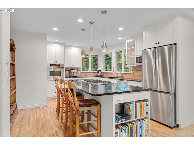 1812 Sw GREENWAY Cir, West Linn, OR 97068