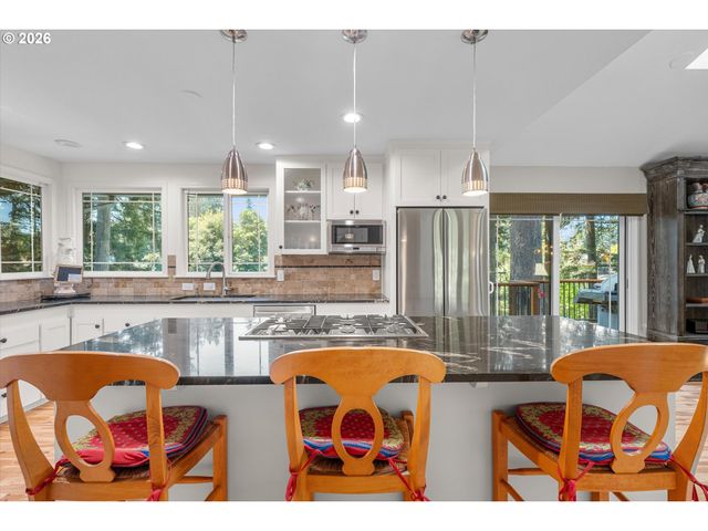 1812 Sw GREENWAY Cir, West Linn, OR 97068