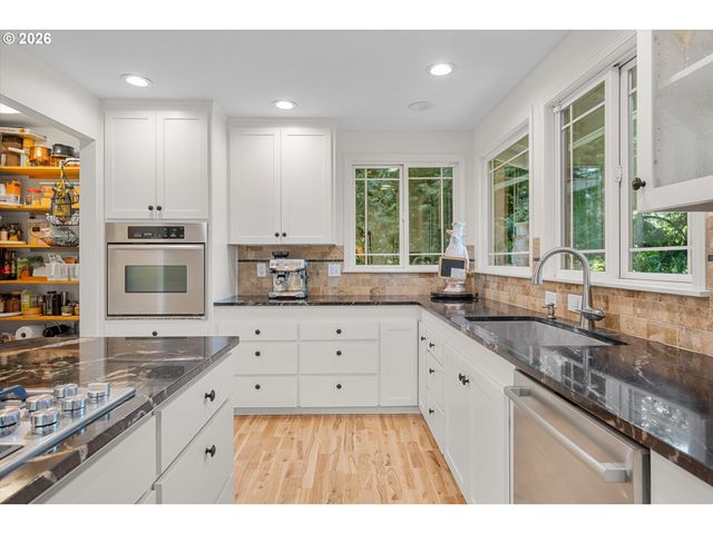1812 Sw GREENWAY Cir, West Linn, OR 97068