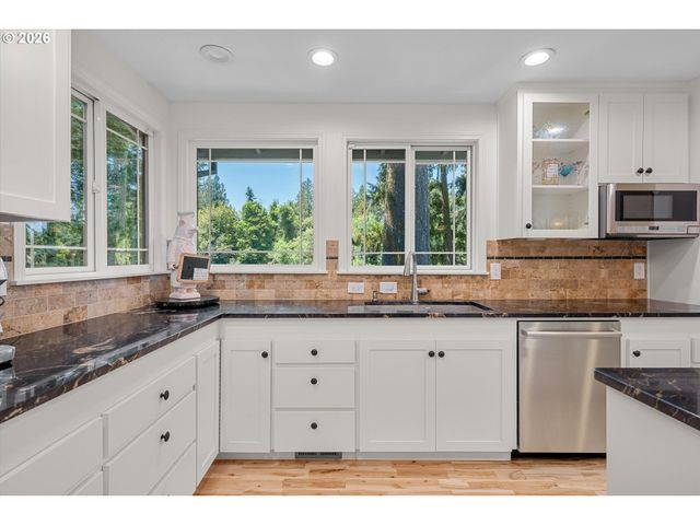 1812 Sw GREENWAY Cir, West Linn, OR 97068