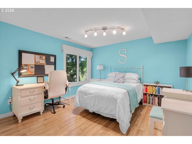 1812 Sw GREENWAY Cir, West Linn, OR 97068