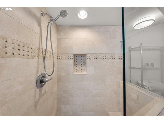 1812 Sw GREENWAY Cir, West Linn, OR 97068