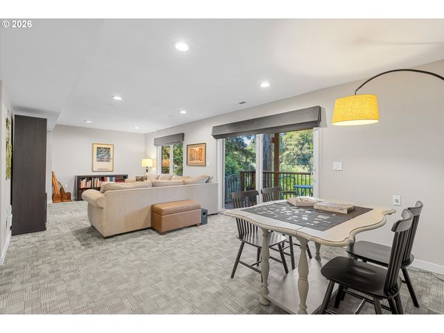 1812 Sw GREENWAY Cir, West Linn, OR 97068