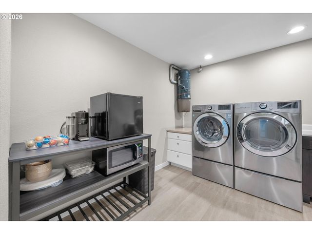 1812 Sw GREENWAY Cir, West Linn, OR 97068