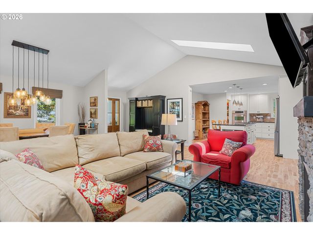 1812 Sw GREENWAY Cir, West Linn, OR 97068