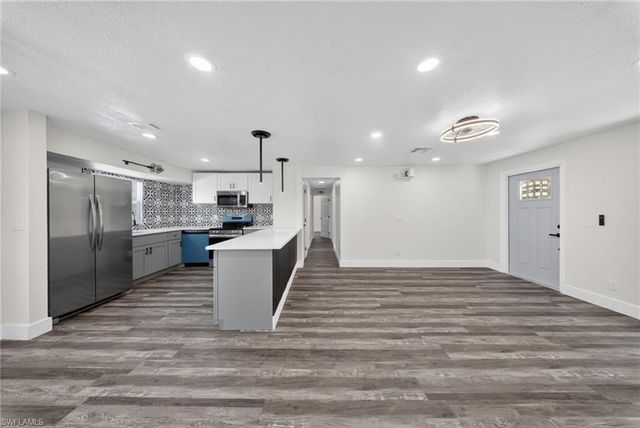 280 1st ST NW, Naples, FL 34120