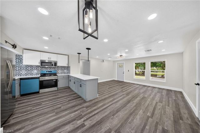 280 1st ST NW, Naples, FL 34120