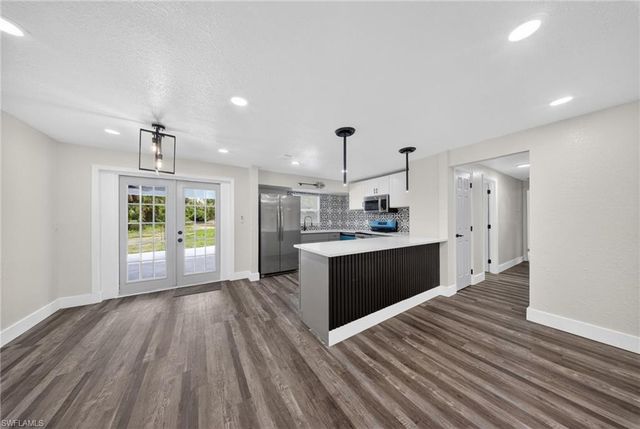 280 1st ST NW, Naples, FL 34120