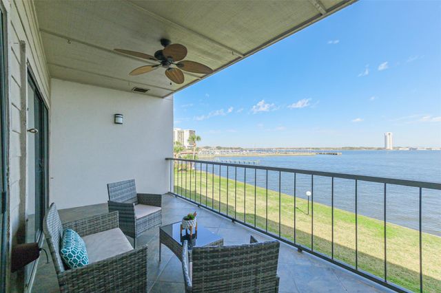 351 Lakeside Lane 105 A, Houston, TX 77058
