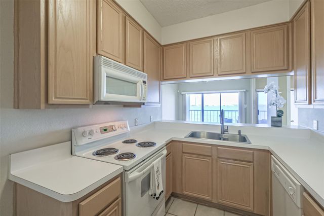 351 Lakeside Lane 105 A, Houston, TX 77058