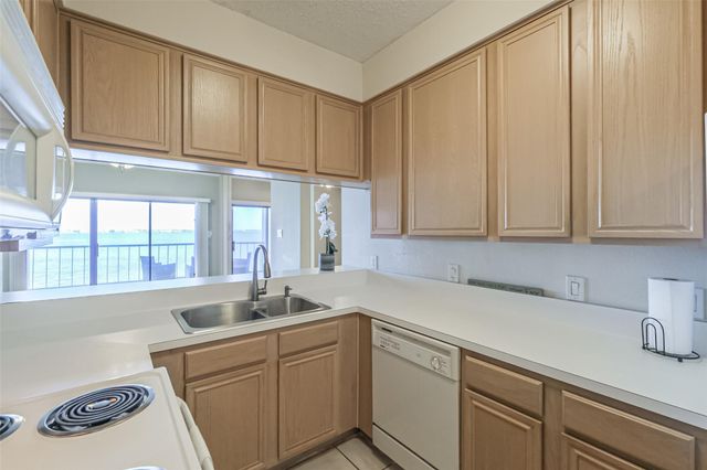 351 Lakeside Lane 105 A, Houston, TX 77058