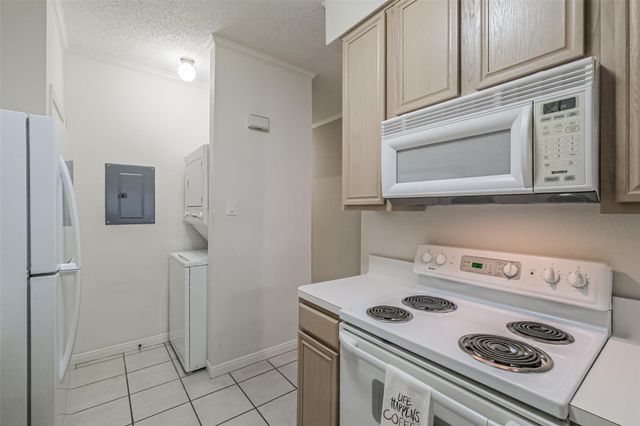 351 Lakeside Lane 105 A, Houston, TX 77058
