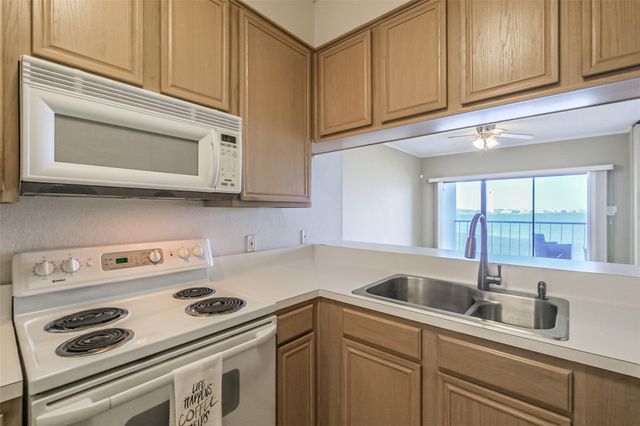 351 Lakeside Lane 105 A, Houston, TX 77058