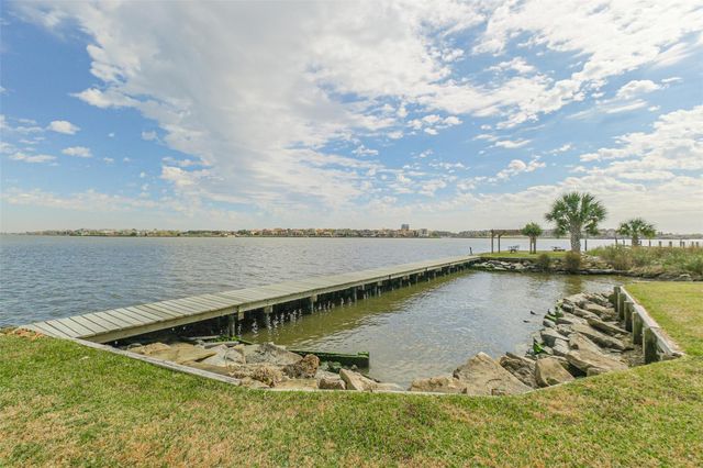 351 Lakeside Lane 105 A, Houston, TX 77058