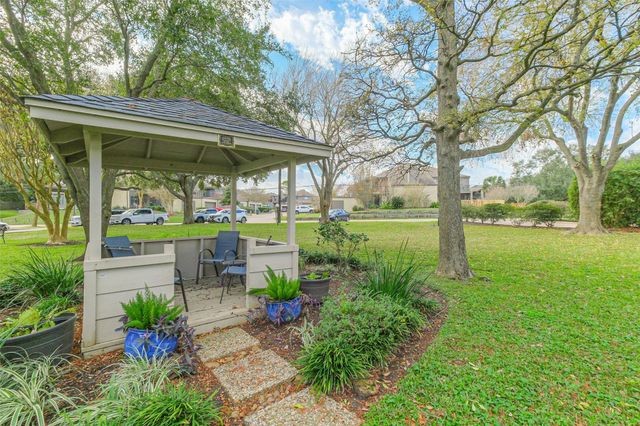 351 Lakeside Lane 105 A, Houston, TX 77058