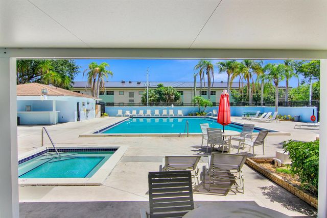4692 LAKESIDE Circle, West Palm Beach, FL 33417