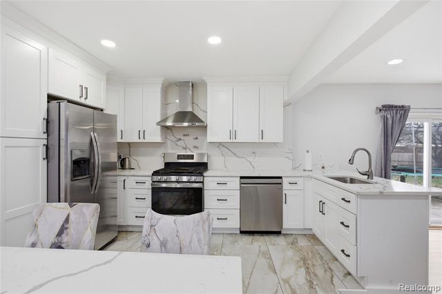 3088 Gloucester Drive, Sterling Heights, MI 48310