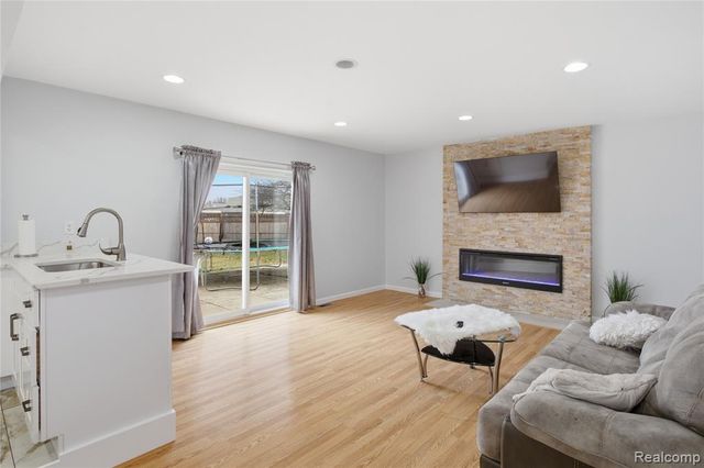 3088 Gloucester Drive, Sterling Heights, MI 48310