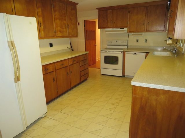 8 School Street, Southborough, MA 01772