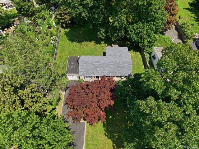 10 Valleywood Drive, Huntington Station, NY 11746