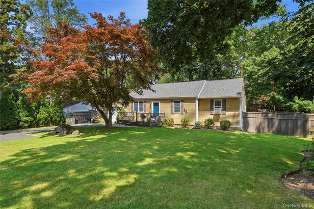 10 Valleywood Drive, Huntington Station, NY 11746