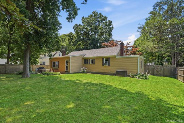 10 Valleywood Drive, Huntington Station, NY 11746