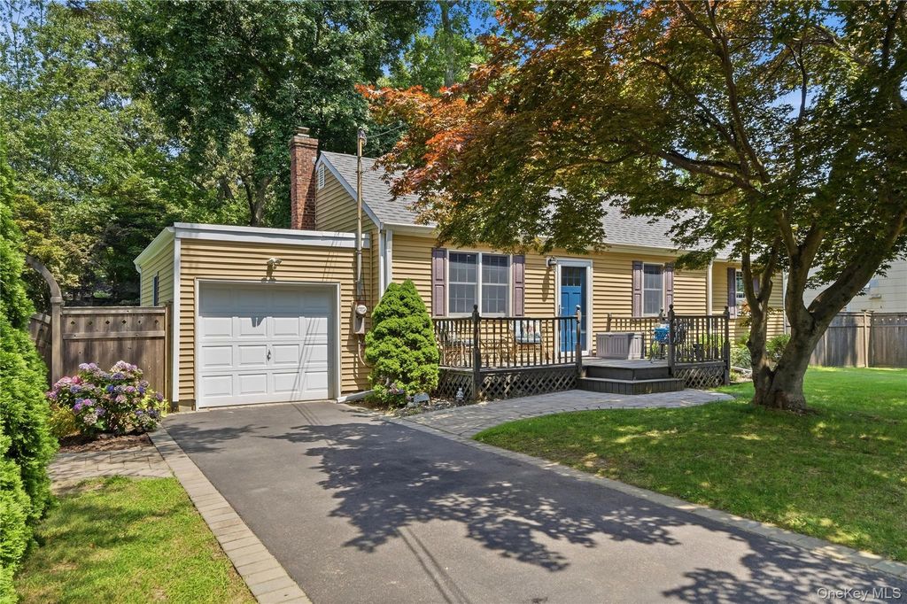10 Valleywood Drive, Huntington Station, NY 11746