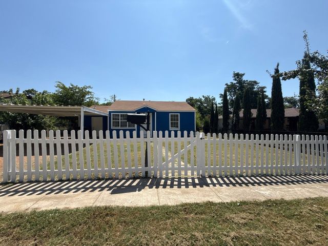 3221 Schieffer Avenue, Fort Worth, TX 76110