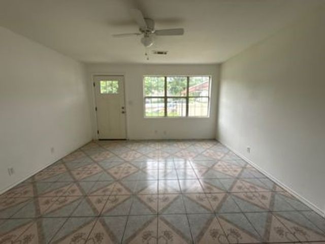 3221 Schieffer Avenue, Fort Worth, TX 76110