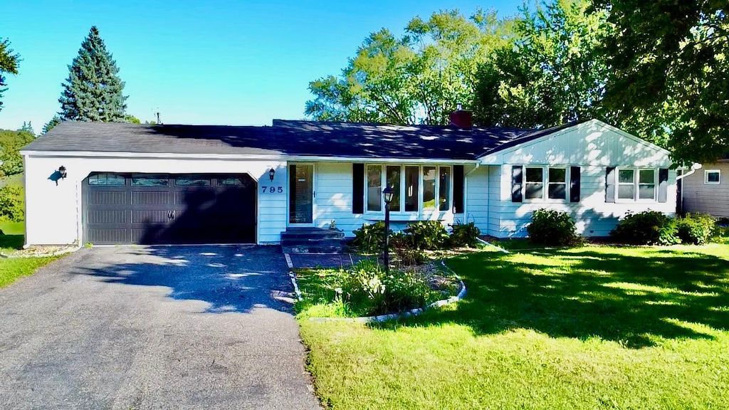 795 County Road B2 W, Roseville, MN 55113 — exterior