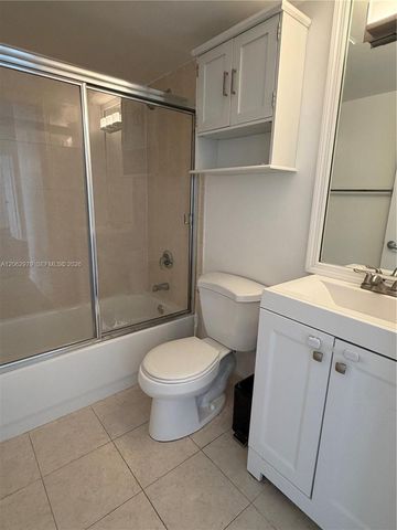 8261 NW 8th St 434, Miami, FL 33126