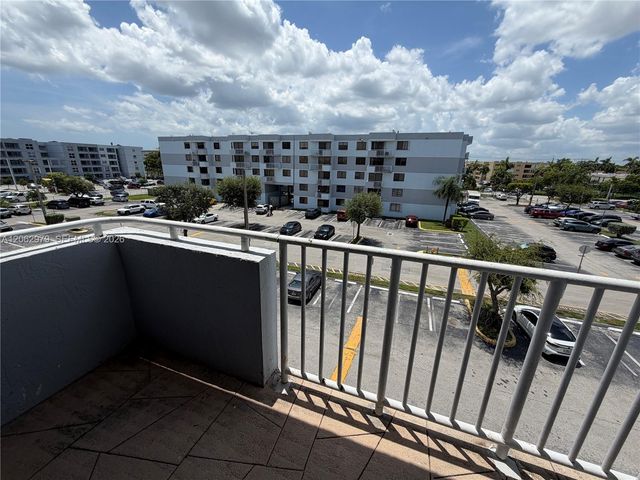 8261 NW 8th St 434, Miami, FL 33126
